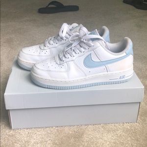 Womans Nike Air Force 1 ‘07. White/armory blue. 7.